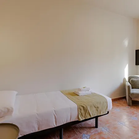 Отель Bedmates Centro 2*